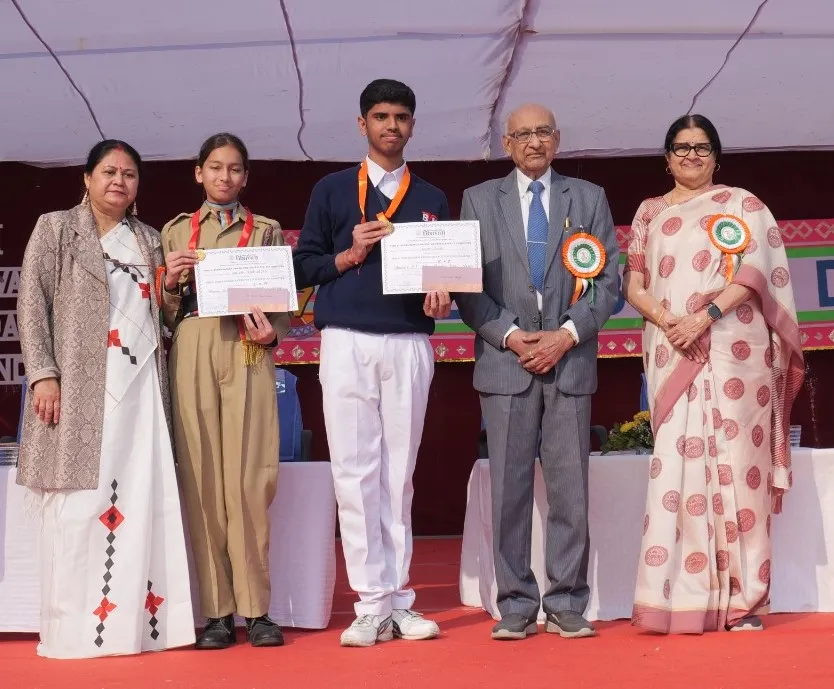 Bhavan's BVM Ashti students receive C. Subramaniam Award at ceremony on stage with officials