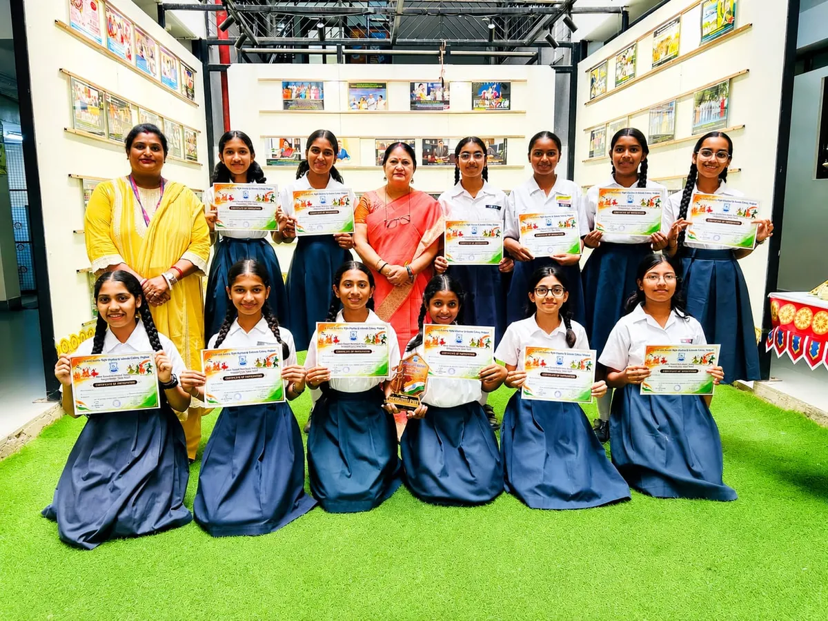 Group photo of students and staff from Bhavan's BVM Ashti with certificates and trophy