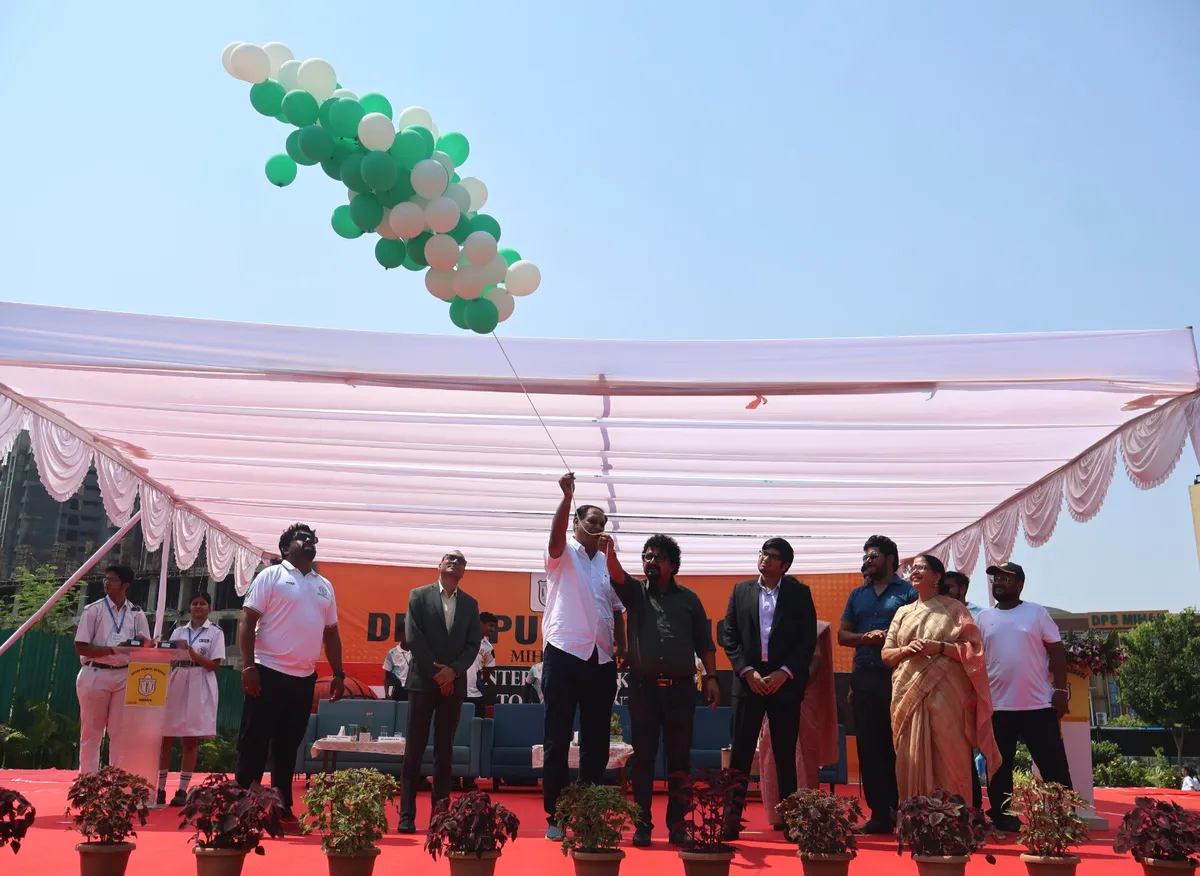 Guests release green and white balloons on stage to open the Inter-DPS basketball tournament at DPS (Mihan).