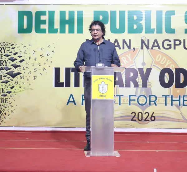 Man speaking at a podium with a microphone on a stage in front of a literary event banner. - DPS (Mihan)